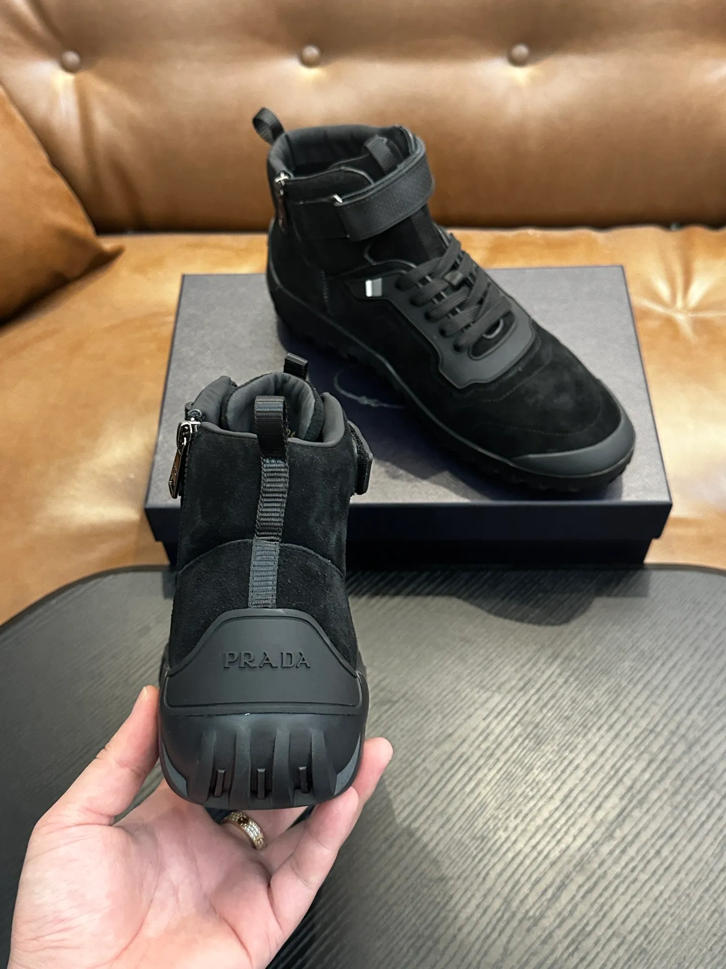 [ PRADA ] Top P: 880💰 ▪️Size: 39-44 (customized at 38.45) Prad*Prada (Mauri order can be made) new men's nylon fabric sneakers This casual sneaker combines elegant and innovative design. It is made of nylon stretch fabric and has a slip-on design. The upper strap is equipped with an adjustable metal buckle, and the letters "PRADA" are eye-catching on the side of the shoe. Comes with full original packaging!